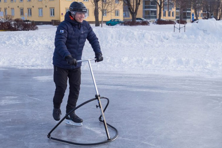 En man testar skridskostöd